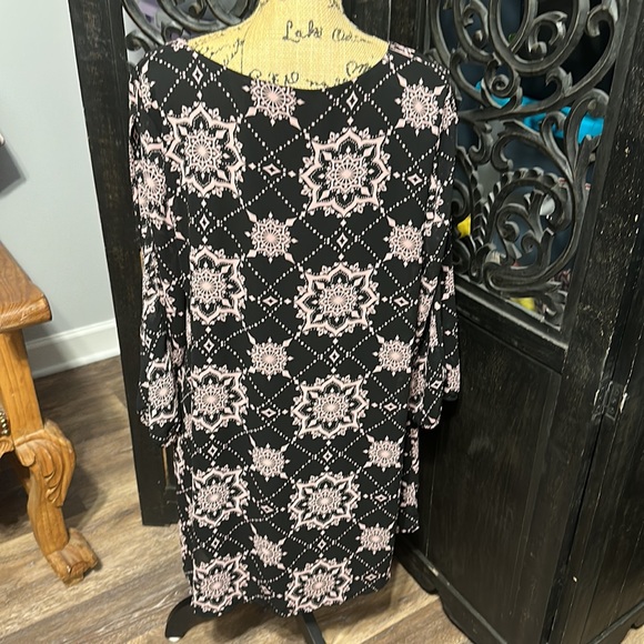 CHARLOTTE RUSSE Boho Long Slit Sleeves V-Neck Pink & Black Chiffon Flowy Dress. - Picture 7 of 11